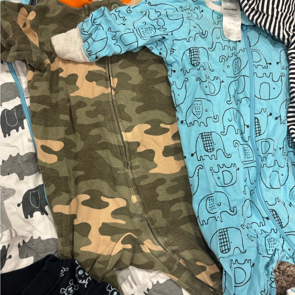 Assorted 3-6 month pajamas - Picture 7 of 9